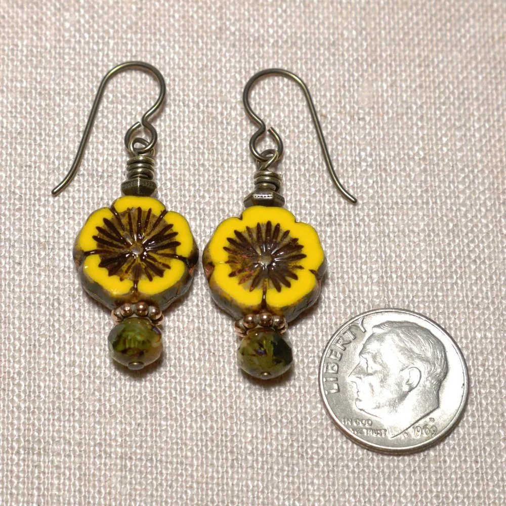 Hand Crafted Handmade Earrings Yellow Czech Glass Flower Hibiscus Earrin… - Picture 3 of 4